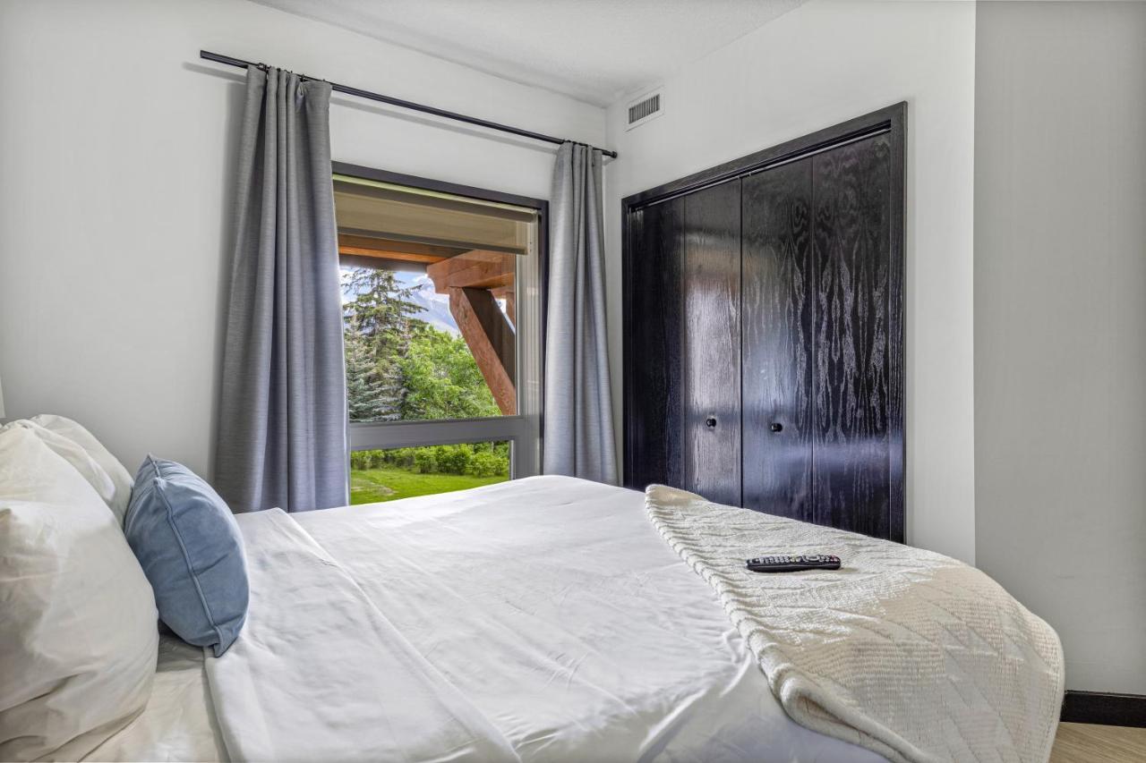 Outstanding Mountain Condo Waterslide And Hot Tub Managed By Little Sister Getaways Canmore Exterior foto
