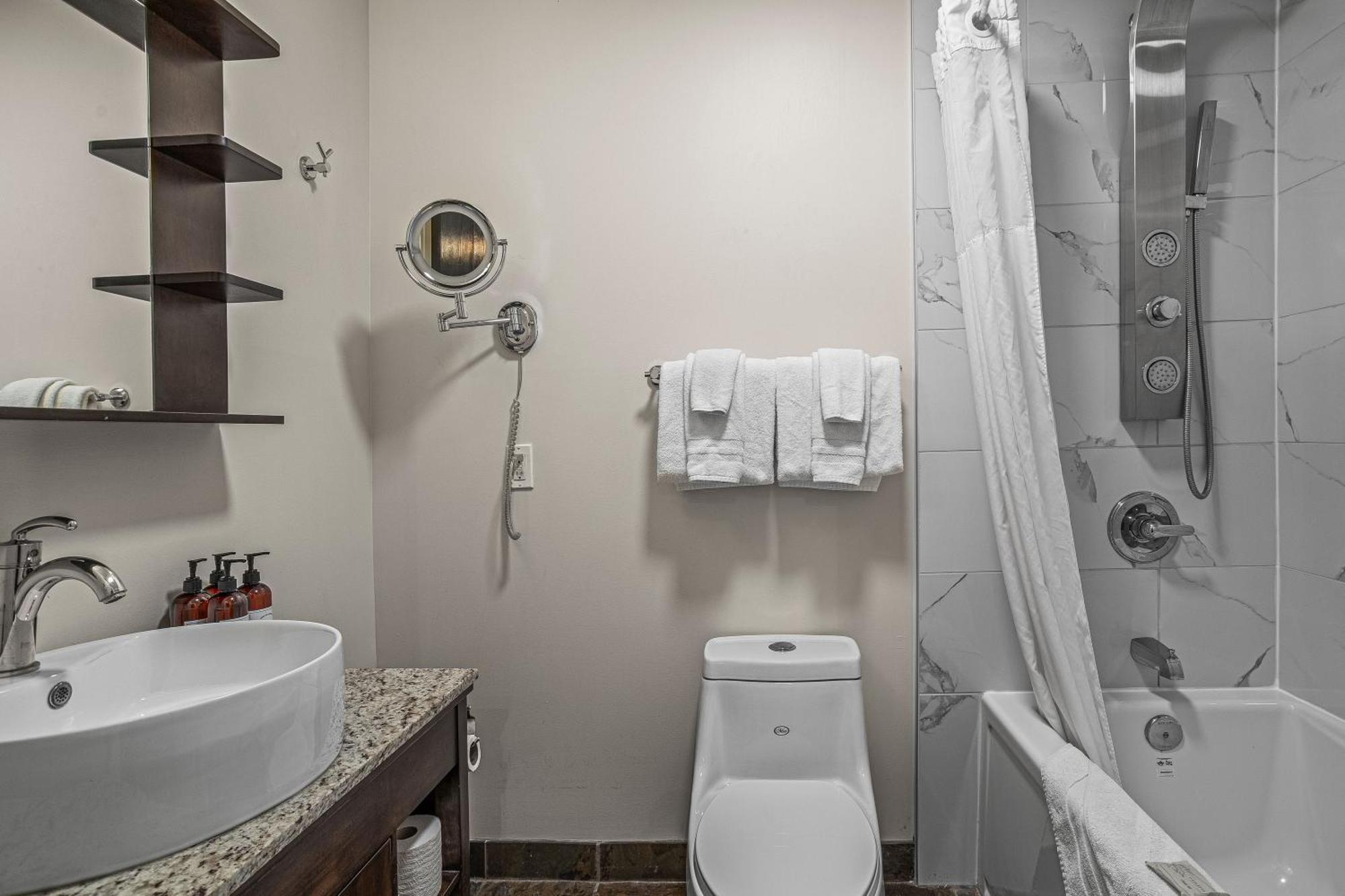 Outstanding Mountain Condo Waterslide And Hot Tub Managed By Little Sister Getaways Canmore Exterior foto